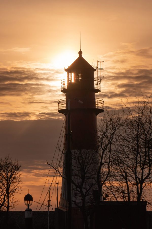 Nordseekerl- Über uns - Leuchtturm bei Sonnenuntergang
